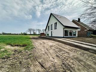 Deze totaal gerenoveerde woning is omgeven door groen. De vrijstaande woning beschikt over een diepe tuin, fijn terras en een praktische oprit.De indeling van dit pand is als volgt: U betreedt de woning langs de linker zijgevel via de ruime inkomhal met gastentoilet. Verder komt u enerzijds terecht in de leefruimte en anderzijds de keuken. De leefruimte biedt een open gevoel en voldoende plaats voor een extra eettafel. De keuken is achteraan de woning gelegen en is voorzien van enorm veel lichtinval, een kookeiland met zitplaatsen en een ruime eettafel, daarnaast is er ook nog een aanpalende bergruimte.Op de nachthal van de eerste verdieping is er toegang tot drie ruime slaapkamers, een ingerichte badkamer met douche en een apart toilet.op de tweede verdieping is er nog een vierde slaapkamer gelegen. Deze verdieping beschikt ook over een badkamer, maar dit keer met ligbad. Verder is er nog een praktische bergruimte.Nog enkele troeven van dit pand: Vloerverwarming, volledig geschilderd, helemaal instapklaar, gebruik gemaakt van hoogwaardige materialen en dat allemaal in het centrum van Tielrode en invalswegen.Interesse? Mail vrijblijvend naar verkoop@bebuild.be en ga met ons ter plaatse.p-score Ag-score A