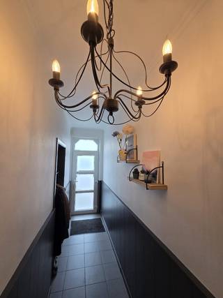 Gemoderniseerde, instapklare woning met 2 slaapkamers te Putte.<br /><br />Een goed onderhouden woning aan de Mechelbaan in Putte. De woning biedt een modern wooncomfort, een praktische indeling en sfeervolle elementen. EPC-label C, dus geen renovatieplicht, en een laag kadastraal inkomen.<br /><br />Indeling Gelijkvloers:<br />- Verzorgde inkomhal met donkere wandafwerking;<br />- Ruime woon- en eetkamer met onderhoudsvriendelijke tegelvloer en veel natuurlijke lichtinval;<br />- Moderne leefkeuken met greeploze kasten, inbouwoven en microgolfoven, met toegang tot het terras;<br />- Apart toilet en aansluitend een praktische wasruimte (aansluitingen voor wasmachine en droogkast), opbergrekken en ingemaakte kast;<br />- Functionele badkamer met dubbel lavabomeubel, ligbad en aparte douche.<br /><br />Indeling Eerste Verdieping:<br />- Hal met houten trap en authentieke plankenvloer;<br />- Ruime, lichtrijke hoofdslaapkamer met plaats voor een tweepersoonsbed en ruime kastenwand;<br />- Tweede slaapkamer, momenteel ingericht als dressing en hobby-/fitnessruimte, maar ook geschikt als volwaardige slaapkamer of kinderkamer.<br /><br />Tuin + terras:<br />- Aansluitend terras en aangelegde tuin met een groen en vrij uitzicht achteraan;<br />- Praktische achterom bereikbaar via een achterliggende erfdienstbare weg, ideaal voor fietsen, vuilnisbakken en tuinafval.<br /><br />Parkeren + bereikbaarheid:<br />- Parkeergelegenheid op de eigen oprit;<br />- Gunstige ligging met vlotte verbinding naar de belangrijkste invalswegen.<br /><br />Alle dagen telefonisch bereikbaar op volgend GSM nummer Greg 0498/28.89.69