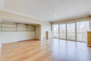 Dit stijlvol en lichtrijk appartement van 133 m² is gelegen op de derde verdieping van een kwalitatief gebouwde residentie.Het appartement heeft qua...