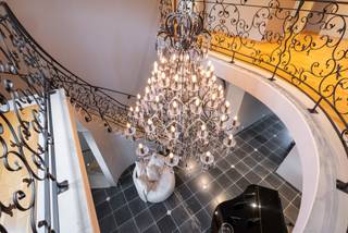 Aan het einde van een doodlopende straat treffen we deze Luxueuze Manoir met oa. 4 slaapkamers, 3 badkamers, verwarmd zwembad en groot bijgebouw op een ruim perceel van ca. 2.673 m².<br /><br />Indeling gelijkvloers:<br />Via de ruime inkomhal met gastentoilet, vestiaire en statige trap komen we tot het woongedeelte. Deze bestaat uit een riante TV-kamer, een zithoek met gezellige haard en een zeer lichte eetkamer. Aansluitend bereiken we de ruime leefkeuken voorzien van een professioneel Lacanche-fornuis, vele MIELE-toestellen, eiland en plaats voor ontbijthoek. Verder geeft deze keuken ons toegang tot de een toffe en zeer lichte family-room met openhaard en mooi zicht op de aangelegde tuin en zwembad. Tevens een zeer ruime en praktische bijkeuken met plaats onder het tablet voor de wasmachine en droogkast, maatkasten en plaats voor extra wijnkoeler, diepvries en koelkast. <br /><br />Eerste verdieping:<br />Via de grote centrale overloop komen we tot de master-suite met slaapkamer 1, een grote dressing en luxueuze badkamer. Verder nog de 2e en 3e slaapkamer en de 2e luxe badkamer, voorzien van douche, bad, dubbele wastafel en toilet. <br /><br />Tweede verdieping:<br />Via de vaste trap komen we tot dit volwaardige extra verdiep. Hier treffen we een 4e slaapkamer en 3e badkamer. Verder treffen we hier ook nog een extra woonkamer welke even goed kan gebruikt worden als extra 5e slaapkamer. De mogelijkheid voor het aansluiten van een extra keuken of 4e badkamer werd voorzien. <br /><br />Kelder:<br />De trap afgewerkt met travertin brengt ons tot de volwaardige verdieping. Deze werd mooi afgewerkt en bestaat uit een wijnkelder voorzien van gemetste nissen en een aparte technische ruimte met hier de CV. ed.<br /><br />Bijgebouw:<br />Achteraan de tuin treffen we het riante bijgebouw, volledig in zelfde architectuur als de villa, momenteel gebruikt als garage, poolhouse, berging en beschikt tevens over een ruim eerste verdiep. <br /><br />BIJZONDERHEDEN<br />- Uitgebreid alarmsysteem <br />- Laadpaal<br />- Geautomatiseerde poorten met toegangscontrole en videofonie<br />- Volledige villa is voorzien airconditioning/warmtepomp<br />- Waterontharder<br />- Afgewerkt met Top-materialen!