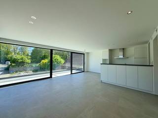 Dit lichtrijke nieuwbouwappartement met twee slaapkamers bevindt zich op een toplocatie in het centrum van Tielt. Winkels, scholen en andere voorzieningen zijn vlot bereikbaar te voet of met de fiets. Bovendien zorgen de nabijgelegen invalswegen voor een uitstekende verbinding naar omliggende gemeenten.<br /><br />Het appartement is gelegen op de eerste verdieping van deze kleinschalige residentie en is bereikbaar via de gemeenschappelijke inkomhal. Bij het betreden van het appartement komt u terecht in een ruime inkomhal die toegang biedt tot alle ruimtes.<br /><br />De gezellige woon- en eetruimte geniet van veel natuurlijke lichtinval en sluit naadloos aan op het terras, waar u in alle rust kan genieten.<br />De open keuken is praktisch ingericht en voorzien van een kookplaat, dampkap, koelkast en dubbele spoelbak. Aansluitend bevindt zich een handige berging.<br /><br />Verder omvat het appartement twee volwaardige slaapkamers, een badkamer uitgerust met een inloopdouche en wastafel, en een afzonderlijk toilet.<br /><br />Als extra troef beschikt dit appartement over een uitzonderlijk E-peil van 0, wat garant staat voor een uiterst energiezuinig verbruik. In combinatie met de hoogrendementsbeglazing, een private parkeerplaats en de centrale maar rustige ligging, maakt dit van dit appartement een uitstekende keuze.<br /><br /><strong>Goed om weten: </strong><br />Basishuurprijs: €995,-/maand<br />Autostaanplaats: €55,-/maand<br />Vrij vanaf heden<br /><br /><strong>Is dit het instapklare appartement waarvan u droomt? <br />Twijfel niet langer en leg vandaag uw bezoek vast! </strong>
