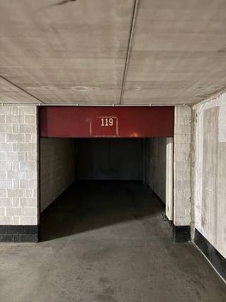 Vous en avez assez de tourner en rond sans fin à la recherche d'une place de parking dans le centre d'Ostende ? Alors ce box de garage situé dans le parking Permeke est fait pour vous. Ce box est très facile d'accès et offre un confort d'utilisation optimal. Vous garez votre voiture en toute sécurité et en tout confort au cœur de la ville, à quelques pas des commerces, des restaurants, de la plage et de la digue. Dites adieu une bonne fois pour toutes aux problèmes de stationnement et profitez chaque jour de la commodité de votre propre place de parking. Un investissement judicieux qui allie confort et sécurité. Cela vous intéresse ? Contactez-nous dès aujourd’hui pour obtenir plus d’informations ou organiser une visite.