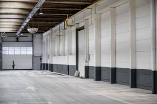 KMO-units te huur op een gerenoveerde site in Hasselt. Elke unit beschikt over een sectionaal poort en heeft een vrije hoogte van ca. 7m. Zeer goede ligging, vlakbij het centrum en de Ring van Hasselt.<br /><br /><span>Allerhande auto-activiteiten zijn niet toegestaan op de site.</span><br /><br /><span>Magazijn Unit 3 - 225m²<br /></span><br />Kenmerken magazijn:<br /><br />- staalstructuur<br />- vrije hoogte 7m<br />- dak EPDM ( vernieuwd 2023)<br />- gevel vlakbeton en sandwichpanelen<br />- binnenwanden : vlakbeton en ytongstenen<br />- lichtstraat over gans magazijn (verneiuwd 2023)<br />- LED-lampen<br />- polybetonvloer<br />- electriciteit, standaard, aparte meters<br />- watertoevoer (regenwater) met aparte meter<br />- 1 sectionaal poort