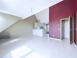 Dit appartement in Nieuwmoer kent de volgende indeling: - inkomhal met gastentoilet- leefruimte - keuken voorzien van kookvuur, dampkap,...
