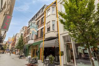 <h3><span>Instapklaar handelspand met appartement in het centrum van Mechelen.</span></h3><h3><span>Op zoek naar een veelzijdig pand waar wonen en werken perfect gecombineerd kunnen worden? Dit instapklare handelspand met woonst is uitstekend gelegen in het centrum van Mechelen, op wandelafstand van winkels, horeca en alle dagelijkse voorzieningen.</span></h3><p><span>Het pand biedt een aangename combinatie van een commerciële ruimte en een comfortabele woongelegenheid. De woonst beschikt over twee slaapkamers, een badkamer en een aangenaam terras. Daarnaast is er een geïnstalleerde keuken, zodat u meteen van alle comfort kunt genieten.</span></p><p><span>Dankzij de centrale ligging en de praktische indeling biedt dit pand tal van mogelijkheden. Ideaal voor een zelfstandige die wonen en werken op één locatie wil combineren, maar eveneens interessant als investering.</span></p><p><span>Troeven:</span></p><ul><li><span>Zeer centrale ligging in Mechelen</span></li><li><span>Opgesplitst in twee huisnummers waardoor het afzonderlijk kan verhuurd worden</span></li><li><span>Handelspand met woonst</span></li><li><span>Volledig instapklaar</span></li><li><span>2 slaapkamers met mogelijkheid voor derde slaapkamer.</span></li><li><span>Volledig geïnstalleerde keuken</span></li><li><span>Aangenaam terras van 27m²</span></li><li><span>Ideaal voor wonen en werken</span></li><li><span>Interessant als investering</span></li></ul><p><span>Een mooie opportuniteit voor wie op zoek is naar een instapklaar pand met commerciële mogelijkheden én wooncomfort, gelegen in het bruisende centrum van Mechelen.</span></p><p><span>Interesse? Contacteer ons vandaag nog voor meer informatie of een bezoek ter plaatse.</span></p>