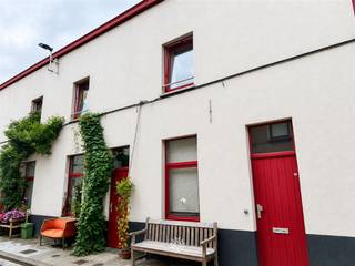 <p><span>GENT - Biekorfstraat: Ben je op zoek naar een</span><span> instapklare rijwoning te huur nabij Gent Dampoort?</span><span> Dan is dit pand mogelijk exact wat je zoekt.</span></p><p><span> </span></p><p><span>De voornaamste troeven:</span></p><ul><li><span>Gelegen in rustige woonwijk nabij Dampoort</span></li><li><span>Vlotte bereikbaarheid met het openbaar vervoer</span></li><li><span>Lichtrijke leefruimtes</span></li></ul><p><span> </span></p><p><span>Indeling gelijkvloers:</span></p><p><span>Leefruimte, keuken uitgerust met dampkap, magnetron en kookplaat. </span></p><p><span> </span></p><p><span>Indeling eerste verdieping:</span></p><p><span>Eerste slaapkamer, badkamer uitgerust met douche, lavabomeubel en toilet. </span></p><p><span> </span></p><p><span>Indeling tweede verdieping:</span></p><p><span>Ruime en lichtrijke tweede slaapkamer.</span></p><p><span> </span></p><p><span>De indeling is niet geschikt voor co-housing gezien de tweede slaapkamer enkel te bereiken is vanuit de eerste slaapkamer.</span></p><p><span> </span></p><p><span>Belangrijke informatie:</span></p><p><span>Onmiddellijk beschikbaar. Domicilie verplicht!</span></p><p><span>Huurprijs: € 750 euro/maand. EGW (elektriciteit, gas en water) afzonderlijk af te rekenen.</span></p><p><span> </span></p><p><span>Interesse in deze leuke woning? Vraag dan snel jouw bezoek aan via onze website www.axellenaerts.be!</span></p><p><span> </span></p>