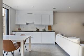 Cette maison unique est située dans le Borreputsteeg. L'emplacement est certainement un atout : vous vivez ici dans le cœur animé de Gand, à quelques minutes de marche des magasins, des restaurants, des transports en commun et des sites culturels.La maison est très lumineuse grâce aux grandes fenêtres et donne l'impression d'être spacieuse et ouverte. L'aménagement pratique assure une circulation agréable dans la maison, idéale pour ceux qui aiment le confort combiné à la vie urbaine.Au rez-de-chaussée, vous trouverez un hall d'entrée, un salon confortable très lumineux, une cuisine ouverte et entièrement équipée, des toilettes séparées pour les invités et un débarras pratique. Au premier étage, il y a une chambre spacieuse avec une salle de bain attenante et un accès à une agréable terrasse. Le deuxième étage comprend une deuxième chambre avec salle de bain privée et une autre terrasse où vous pourrez profiter de la ville en toute tranquillité. Un espace de rangement supplémentaire est disponible au sous-sol.Avec un excellent score Mobiscore de 9,5/10, vous pouvez profiter d'une accessibilité maximale et de toutes les commodités à portée de main. Cette maison est parfaite pour ceux qui recherchent une maison de ville de caractère prête à emménager dans un emplacement privilégié à Gand.Ne manquez pas cette opportunité et planifiez votre visite dès aujourd'hui !