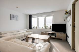 [[ DIT PAND NEEMT DEEL AAN DE ERA OPEN HUIZEN DAG OP 19/9 VAN 13:00 TOT 14:00 ]]<br /> 
<p>Deze instapklare gezinswoning is gelegen in een rustige omgeving en beschikt over een volledig omheinde tuin. Dankzij de grondige renovatie werd de woning volledig vernieuwd en biedt ze vandaag een moderne en verzorgde uitstraling. Ook de ramen en deuren werden recent vervangen, wat zorgt voor extra comfort en een goede isolatie.</p>

<p><br />De woning biedt met haar 5 slaapkamers (mogelijkheid voor een 6de slaapkamer) heel wat ruimte voor een gezin. De lichtrijke woonkamer sluit mooi aan op de volledig vernieuwde keuken met centraal eiland en ingebouwde toestellen. De moderne badkamer beschikt over een dubbele lavabo, ingebouwde kasten en een ruime inloopdouche. Via de vaste trap bereik je de volledig afgewerkte zolder, die perfect kan dienen als extra slaapkamer, bureau of hobbyruimte. Buiten is er een ruime garage.</p>

<p><br /><strong>Enkele troeven:</strong></p>

<ul><li>Instapklaar: EPC B &amp;amp; een conforme stroomkeuring</li><li>5 ruime slaapkamers met mogelijkheden voor dressing of bureau</li><li>Volledig omheinde tuin met ruime garage</li><li>Slaapkamers zijn elk voorzien van een airco</li><li>Beneden is er overal vloerverwarming</li></ul>

<p><br />Ben je op zoek naar een ruime, instapklare woning met veel ruimte en comfort op een rustige maar goed bereikbare locatie? Neem dan contact met ons op via impact@era.be of 089 46 48 63. Khaz helpt je graag verder!</p>