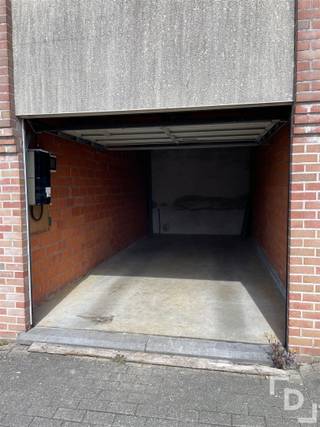 Garagebox te huur centrum Ieper.- Elektriciteit aanwezig.- Automatische poort.- Vrij vanaf 01/08/2026