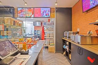 Handelszaak verhuurd als horecazaak.Gelegen aan het begin van de Tiensestraat (naast het Herbert Hooverplein) op een zeer strategische ligging.Dit...