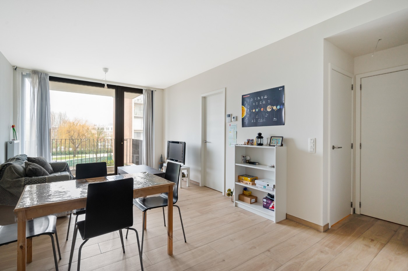 Instapklaar app. op 2e verd. met 1 slpk., terras, kelderberging en autostaanplaats. - foto 4