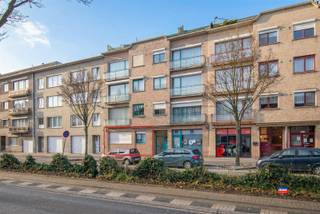 HOBOKEN | GOED ONDERHOUDEN GELIJKVLOERSAPPARTEMENT MET TWEE SLAAPKAMERS, KOERTJE EN GROTE GARAGEBOX | EPC C |Indeling als volgt : inkomhal met...