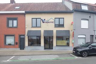 Commercieel gelegen handelshuis: winkel +/-  50m² , 3 slaapkamers, ruime  leefruimtes,groot terras...