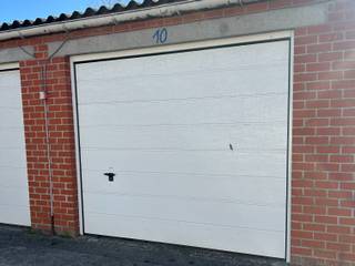 Te koop te De Panne: 10 garages, waarvan 8 verhuurd. * Ze liggen in een rustige omgeving in De Panne, met een goede ligging en lage...