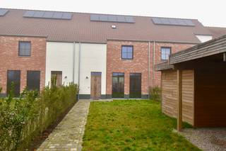 In een doodlopende straat, op slechts 5 minuten van de E40 in Aalter, is deze woning uitstekend gelegen om van ongestoord woongenot te genieten. Er...