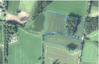 Blok 4 van percelen landbouwgrond + 1 perceel bos. Het eigendom paalt aan de openbare verharde Rooiveld straat en is verdeelt in 2 blokken,...