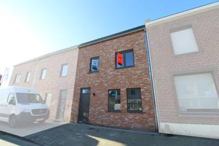 In de Kleppestraat te Dadizele vinden we deze afgewerkte nieuwbouwwoning terug.Op het gelijkvloers is er een ruime, lichtrijke leefruimte met open...