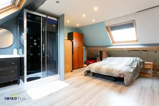 In Lebbeke vlakbij station, het centrum en op maar liefst 100 meter van het speelbos: “Poelbos” bevindt zich deze te renoveren woning.Indeling: op...