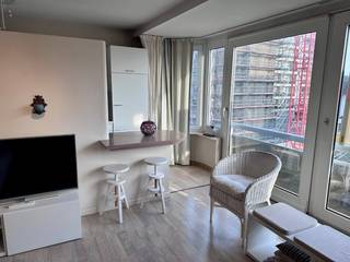 <strong>Res: La Tortue</strong><br /><br />Dit aangename en volledig gemeubelde appartement biedt een comfortabele en praktische woonervaring voor wie graag rustig woont op een uitzonderlijke ligging vlak bij zee. De indeling is logisch en ruim, met twee volwaardige slaapkamers, twee badkamers waarvan één met toilet, en een gastentoilet in de inkomhal. De lichtrijke living sluit naadloos aan op de functionele keuken, waardoor de leefruimte een open en uitnodigend gevoel krijgt. Dankzij de ligging op slechts enkele meters van het strand geniet je bovendien van een mooi lateraal zeezicht. Het appartement is volledig ingericht en meteen instapklaar, al kan er in overleg flexibel worden meegedacht over de inrichting.<br /><br /><u><strong>Huurvoorwaarden</strong></u>
<ul>
	<li>Forfait algemene kosten: €75</li>
	<li>Geschikt voor tweede verblijf én permanente bewoning</li>
	<li>Taks tweede verblijf ten laste van de huurder (indien van toepassing)</li>
	<li>Enkel privatieve verhuur, niet mogelijk via vennootschap</li>
	<li>Kost plaatsbeschrijving: 50/50</li>
	<li>Huurwaarborg: 3 maanden</li>
	<li>Nutsvoorzieningen niet inbegrepen; worden op naam van de huurder geplaatst</li>
	<li>Huurdersverzekering verplicht</li>
</ul>
<br />Dit appartement combineert rust, ruimte en comfort met een topligging aan de kust. Ideaal voor wie op zoek is naar een zorgeloze woonomgeving met alle nodige voorzieningen binnen handbereik.<br />De staanplaats is op 1 minuut wandelen van het appartement en is optioneel bij te huren.<br /><br />Interesse? Plan vandaag nog je bezoek en ontdek dit appartement zelf.<br /><br /><strong>Ref: GA715</strong>