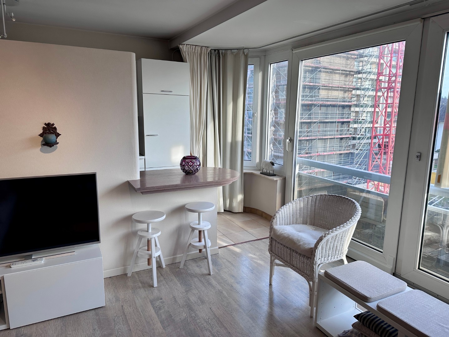 Te huur: Ruim 2-slaapkamerappartement in Het Zoute met lateraal zeezicht en optionele garage - photo 2
