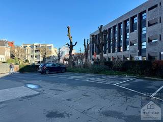 Zicht over de stad heb je, op de achtste verdieping aan het Torenplein<br />Of het is dat en of de ligging pal in het centrum of het ideale formaat van deze pied-à-terre die charmeert.<br /><br />Het appartement heeft 2 slaapkamers, een open keuken aparte living, een badkamer, een apart toilet, een ruime inkomhall en een berging.<br />De ochtendzon staat aan de kant van de grote slaapkamer, de avondzon aan de kant van de kleine slaapkamer, living en keuken.<br /><br />Het appartement dateert van begin jaren '70 en het is helemaal vernieuwd.<br />Alles is nieuw : de vloer, de keuken, de badkamer, de ramen, alles!<br />Het terras aan de living is circa 6m², het terras aan de slaapkamer is circa 4m².<br /><br />Bewoners hebben een gebruiksrecht van de gemene parkeerplaatsen op het privéterrein van het gebouw zelf.<br />Verder is er legio parkeerplaats met bewonerskaar in de onmiddellijke buurt, en ook een ruime publieke fietsenstalling.<br /><br />De vaste kosten bedragen circa €165/maand incl. verwarming en warm water.<br /><br />Meer info?<br />Realisten Makelaars<br />Bel 011 18 60 60