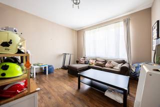 Op zoek naar een ruim appartement op een centrale ligging? Dit aangename appartement bevindt zich op de eerste verdieping van een kleinschalig gebouw zonder lift, midden in het centrum van Kapellen, op wandelafstand van winkels, openbaar vervoer en andere voorzieningen.<br /><br />Het appartement beschikt over een ruime en lichtrijke woonkamer met aansluitend een open keuken. De keuken is uitgerust met een kookplaat, dampkap en een spoelbak. Er is voldoende ruimte voorzien voor het plaatsen van een eigen koelkast, vaatwasser en combi-oven.<br /><br />Verder zijn er twee uitzonderlijk grote slaapkamers die tal van mogelijkheden bieden qua inrichting en comfort.<br /><br />Centraal is er nog de badkamer met ligbad, dubbel lavabomeubel en een toilet. Er is nog een praktische berging met aansluiting voor zowel een wasmachine als een droogkast.<br /><br />Tot slot is er een gemeenschappelijke fietsenstalling.<br /><br />Er zijn geen gemeenschappelijke kosten. Individuele meters gas, elektriciteit en water. <br /><br />Troeven:<br />•Centrale ligging in het hart van Kapellen<br />•Twee zeer ruime slaapkamers<br />•Kleinschalig gebouw<br />•Geen gemeenschappelijke kosten<br />•Fietsenstalling<br /><br />Interesse? Neem gerust contact op voor meer informatie of een bezoek ter plaatse.