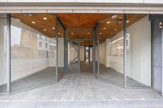 Ruime op te frissen woning met handelsgelijkvloers op <strong>commerciële topligging</strong>. Gelegen langs de Torhoutsesteenweg te Oostende met uitstekende <strong>visibiliteit.</strong>
<ul>
<li><strong>Handelsgelijkvloers</strong> met diverse multifunctionele ruimtes.</li>
<li><strong>Eerste verdieping</strong>: lichtrijke leefruimte, bureau, keuken en ruim terras met trap naar het handelspand.</li>
<li><strong>Tweede verdieping:</strong> drie volwaardige slaapkamers, badkamer en ruime berging/dressing.</li>
<li><strong>Derde verdieping: </strong>zolder met potentieel voor twee extra slaapkamers (vaste trap voorzien).</li>
</ul>
Mogelijkheid tot aankoop van een garagebox achteraan het gebouw.