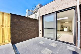 Deze schitterende nieuwbouwwoning in hartje Eeklo combineert een strakke, moderne afwerking met duurzame materialen en een doordacht ontwerp...