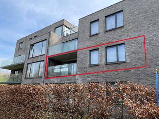 <p>Mooi appartement gelegen in de Residentie D'Ouwe Kaars te Wijnegem Wervehof 3B bus 8 op de eerste verdieping met 2 slaapkamers en een autostaanplaats.<br />Het appartement heeft een oppervlakte van ±96m² en het terras ±9,6m².</p><p>Bouwjaar: ±2010</p><p>Het appartement omvat:<br />- Open keuken (dubbele inox spoelbak, vaatwasmachine, elektrische keramische kookplaat, dampkap, oven)<br />- Ruime berging<br />- Wc met lavabo<br />- Badkamer (ligbad met dubbele lavabokast)<br />- Slaapkamer 1<br />- Slaapkamer 2<br />- Mooie inkom met gang<br />- Open terras met glazen balustrade<br />- Autostaanplaats en een private berging<br />- Gemene fietsenstalling</p><p>Voorzien van alle moderne comfort, CV-gas</p><p>Enige rustige ligging in groen kader, nabij Wijnegem shopping center, scholen, openbaar vervoer, autosnelweg, centrum Antwerpen</p>