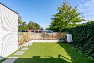 <p>DRUKKERIJ VERHUIST WEGENS UITBREIDING!</p><p>Dit pand wordt u aangeboden via overdracht van aandelen t.w.v. 350.000€ + overname financiering t.w.v. 240k (rentevoet slechts 1.19% !!) Met een totale vastgoedwaarde van 620.000,00€ is dit een uitstekende kans om als ondernemer/zelfstandige een hefboom te creëren inzake groei van de zaak.<br />Het betreft een uitstekend gelegen handelspand/kantoor met een hoogwaardige afwerking en met een oppervlakte van ca. <strong>200 m²</strong>, inclusief <strong>2 privatieve parkeerplaatsen</strong>. Het pand is momenteel ingericht en in gebruik als drukkerij en grafische studio. Dankzij de centrale ligging in Aalter en de flexibele indeling is deze ruimte uitermate geschikt voor diverse commerciële doeleinden, als kantoor, vrij beroep of algemene dienstverlening. <br />Verder beschikt het kantoor ook over een mooie buitenruimte waar men bovendien nog extra bouwvolume kan realiseren (reeds voorzien in de basisakte).<br />Interesse ? aarzel niet en contacteer ons vrijblijvend voor meer info of een bezoek.</p>