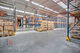 Industriële site op een grotendeels verhard terrein van maar liefst 22.952 m².Het magazijn/productieruimte van maar liefst 13.440 m² is opgetrokken...