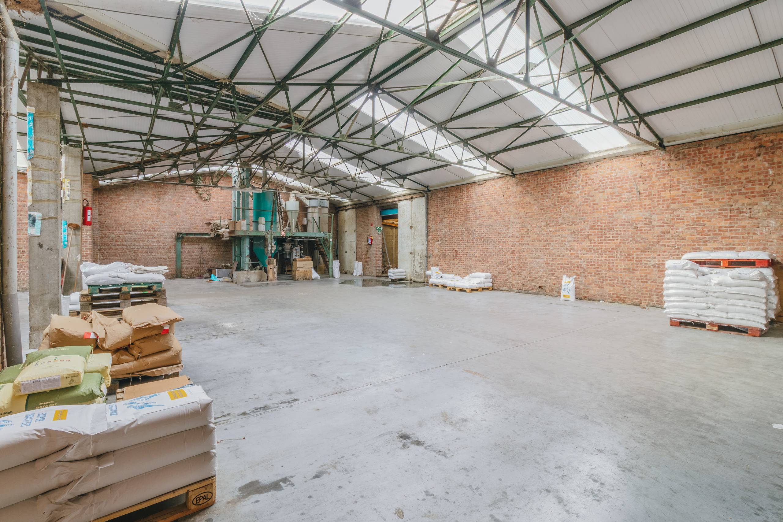 Magazijn met bijhorend woonuitbreidingsgebied - foto 3