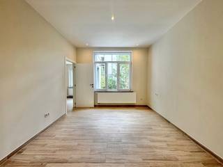 Vlak bij het Dudenpark en op een boogscheut van het Hoogte Honderdplein met al zijn winkels en openbaar vervoer, gelijkvloers appartement gelegen Oscar Van Goidtsenhovenlaan 83, volledig gerenoveerd, bestaande uit een lichtrijke leefruimte, een nieuwe ingerichte keuken met rechtstreekse toegang tot de tuin van ± 50 m², twee slaapkamers en een moderne badkamer met douche in terrazzo. Individuele gasketel en grote privékelder vervolledigen het geheel.<br />Verzorgde hedendaagse afwerking, levendige en vlot bereikbare buurt.<br />Onmiddellijk beschikbaar.<br />Liefde op het eerste gezicht gegarandeerd!