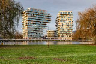 In hartje Waregem, vlakbij de commerciële stadskern vinden we dit exclusief appartement terug, gelegen op de 11de verdieping van de...