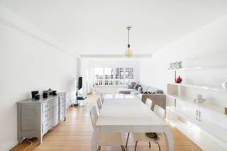 Dit elegant appartement bevindt zich in een karaktervolle residentie met een tijdloze Normandische architectuur en geniet van een gegeerde ligging...