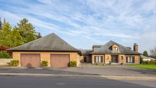 Op te frissen vila met magazijnen op een perceel van 50aOp zoek naar een woning met veel potentieel?Deze te renoveren villa met bijhorende magazijnen...