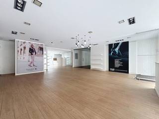 À vendre à Deurne au Turnhoutsebaan 92 - une propriété commerciale de +-500 m² située au centre d'un endroit commercial et visible avec de nombreux passages !L'immobilier commercial que nous proposons à la vente ici à Deurne a la configuration suivante :-Espace commercial avec une large vitrine de 15 m² avec de grandes fenêtres et de nombreux puits de lumière-Espace de rangement-Salles de cabinet ou de consultation séparées-Toilettes-Sous-sol-Entrée séparée le long de Hooftvunderlei, idéale pour les livraisonsNous proposons également l'immobilier commercial situé à Turnhoutsebaan 94 à vendre via Dewaele Vastgoed.Enfin, la propriété commerciale à vendre ici à Deurne a fait l'objet de quelques rénovations énergétiques ces dernières années, ce qui lui a valu un bon score EPC B et l'inspection électrique est également entièrement conforme.EPC Turnhoutsebaan 92 = BÊtes-vous intéressé par cette propriété à vendre à Deurne ? N'hésitez pas à nous contacter. L'agence immobilière Dewaele de Deurne sur la Turnhoutsebaan est heureuse d'être à votre service. Vous souhaitez une estimation gratuite de votre bien immobilier ? appelez-nous pour une conversation informelle au 03/666.66.66 ou envoyez un mail à deurne@dewaele.com Informations sur l'urbanisme : sur demande