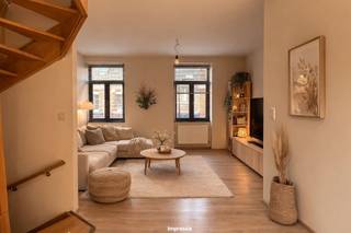 Dit lichtrijke duplex appartement is gelegen in een rustige zijstraat van de kleine ring, vlak aan het bruisende centrum van Hasselt. Winkels, horeca, openbaar vervoer en invalswegen bevinden zich op wandelafstand.<br /><br />Indeling:<br />Gelijkvloers<br />- Gezellige leefruimte met veel lichtinval<br />- Open keuken<br />- Aangenaam terras<br /><br />Bovenverdieping:<br />- 2 volwaardige slaapkamers, beide kamers beschikken over ingebouwde kasten en hebben elk een eigen lavabo en douche.<br /><br />Voor meer informatie of een bezoek ter plaatse, klik je op onze website www.jansenrealestate.be bij het pand op de knop 'bezoek aanvragen'.<br />Wij ontzorgen je ook voor de verkoop van je huidige woning! Voor meer uitleg helpen we je graag verder.