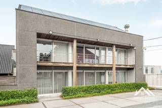 Deze zeer riante woning, 455 m2 bewoonbaar (co-housing?), ontvangt je in een ruime inkomhal (met gastentoilet). Via een wandhoge pivoterende deur kom je zo verder tot in de bijzonder ruime leefruimte met open keuken. Net zoals in de rest van het pand is er voorzien in vloerverwarming- én koeling, waardoor nergens storende elementen aanwezig zijn. In de zithoek is er een grote inbouwhaard aanwezig, en in een hoekje vinden we een mooi verborgen bureel terug. De keuken is voorzien van alle moderne kookcomfort van hoge standaards, en op en aan het dubbele kookeiland is het heerlijk kokerellen voor gasten en familie. Een gekoelde berging maakt hier het plaatje compleet. Op de eerste verdieping is er voorzien in twee heel ruime slaapkamers met een gemeenschappelijk overdekt terras, en met middenin een eerste badkamer met zowel ligbad als inloopdouche (plus een tweede toilet). Op dit niveau vinden we ook een fitness-ruimte terug, met zicht op een eigen overdekt balkon. De bovenste verdieping wordt volledig ingenomen door de master bedroom, met een aanpalende riante badkamer (met een derde toilet) en een grote dressing. Ook hier is er een groot terras aanwezig. De mooiste troef vinden we achteraan het pand : daar is een binnenzwembad voorzien, inclusief sauna en douche. Deze ruimte wordt bereikt via een tussenplaats (ook rechtstreeks bereikbaar vanuit de fitness), waar voorzien is in een bijkeuken en een omkleedruimte (met eigen toilet). In het midden van dit alles ligt een groot buitenterras, waar je geniet van voldoende privacy. Net naast de woning is er parkeerplaats voor meerdere wagens. Inschrijven via mail voor de bezoekdag op donderdag 03/09 naar stefan@immo-home.be.