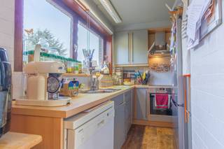 <span>Ontdek deze halfopen woning op een rustige, residentiële locatie in Essene — ideaal voor wie zoekt naar ruimte, licht én potentieel. <br /><br />Met 3 slaapkamers, 1 badkamer, een brede oprit en een garage, biedt deze woning zowel comfort als praktische troeven.</span><br /><span>De leefruimte met open haard straalt warmte uit en sluit aan op de eetkamer en de keuken. Achteraan geniet u van een veranda (momenteel gebruikt als bureau/werkplaats) met zicht op de NW-georiënteerde tuin, perfect voor wie graag rustig buiten leeft.</span><br /><span>Met dubbele beglazing, luiken, 2 toiletten, zolderberging en individuele verwarming op stookolie is dit een solide basiswoning die u naar eigen smaak kan moderniseren. EPC D (397), elektrische installatie niet conform. Bouwjaar 1974, KI €639.<br /></span><br /><span>Een interessante kans voor gezinnen, koppels of investeerders die een woning zoeken met sterke fundamenten in een gewilde buurt.</span>