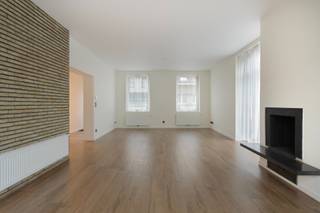 Ontdek deze ruime, recent gerenoveerde woning in het hart van Schepdaal.<br /><br />Geniet van een lichte en open leefruimte dankzij de grote schuiframen. Deze instapklare woning is perfect voor gezinnen die op zoek zijn naar comfort, ruimte en zorgeloos wonen, zonder renovatiestress. Gelegen op wandelafstand van winkels, kleuter- en basisscholen, banken en restaurants, en bovendien uitstekend bereikbaar via de Ninoofsesteenweg en de R0.<br /><br />Indeling: gelijkvloers: inkomhal, mooie ruime living met veel natuurlijke lichtinval en een open haard, ingerichte keuken met alle nodige toestellen, toilet en wasplaats. Aansluitend doorgang naar gezellige tuin met ruim terras via schuifraam of achterdeur.<br />Op de verdieping: nachthal, vier grote slaapkamers van 14 m² waarvan 1 met en-suite badkamer, een apart toilet en een tweede badkamer; <br />Op het kelderniveau: garage voor twee wagens en voorraadkelder; <br />Zolderverdieping: trekluik naar zolderverdieping. <br /><br />Deze woning heeft een EPC-label C, conforme elektriciteit en geen asbest!<br /><br />Voor meer info of een bezoek, contacteer stephanie@woonkantoor.be of 0477 81 67 75