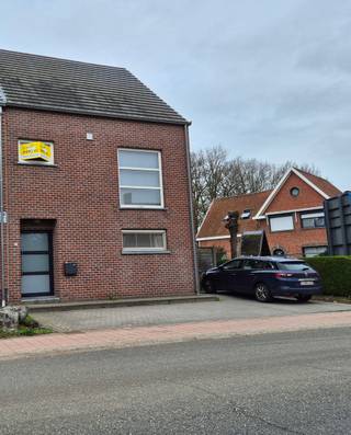 Dit zeer leuk appartement heeft een private ingang.Als we de trap naar boven nemen, komen we in een ruime woonkamer en keuken met veel lichtinval.Het...