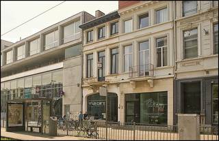 Bent u op zoek naar een ruime woning met een uitstekende bereikbaarheid? Dan is deze charmante gezinswoning zeker een bezoek waard!<br /><br />De woning beschikt over een lichte woonkamer, een aparte eetkamer, een praktische keuken, vier volwaardige slaapkamers, een badkamer en een ruime kelder die tal van opbergmogelijkheden biedt.<br />De absolute troef van deze woning is de grote, zonnige tuin, waar u in alle rust kunt genieten van het buitenleven. Ideaal voor gezinnen met kinderen.<br />Dankzij de uitstekende ligging bevindt u zich op een boogscheut van de autosnelwegen, waardoor u zich vlot kunt verplaatsen.<br />Daarnaast liggen scholen, winkels en het stadscentrum van Antwerpen op korte afstand, waarbij het centrum zelfs gemakkelijk met de fiets bereikbaar is. Zo geniet u van een perfecte combinatie van bereikbaarheid en wooncomfort.<br /><br />Maandelijkse vaste kosten bedragen 250 euro (gas/water inbegrepen).<br /><br />Bent u op zoek naar een ruime woning met veel potentieel op een centrale ligging? Neem dan vandaag nog contact op voor meer informatie of een bezichtiging!