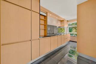 <p><strong>Ruim 3-slaapkamerappartement van 156 m² op centrale ligging in Gent</strong></p><p>Op een centrale ligging aan de Gustaaf Callierlaan in Gent bevindt zich dit bijzonder ruime appartement met drie slaapkamers. Met een bewoonbare oppervlakte van 156 m² biedt het appartement uitzonderlijk veel ruimte en een praktische indeling. Dankzij de royale leefruimtes, drie volwaardige slaapkamers en de vlotte bereikbaarheid vormt dit een interessante woongelegenheid voor wie comfortabel en ruim wil wonen vlak bij het Gentse stadscentrum.</p><p>Via de ruime inkomhal met vestiairegedeelte kom je binnen in het appartement. De woonkamer biedt dankzij haar oppervlakte verschillende mogelijkheden voor de inrichting van een volwaardig zit- en eetgedeelte. Aansluitend bevindt zich de volledig uitgeruste keuken, die praktisch aansluit bij de leefruimte.</p><p>Verder beschikt het appartement over drie volwaardige slaapkamers. Eén van de kamers is voorzien van ingemaakte kasten. Daarnaast zijn er een badkamer, een afzonderlijk toilet en een aparte wasplaats. De ruime indeling maakt het appartement geschikt voor verschillende woonbehoeften, bijvoorbeeld voor een gezin, thuiswerk of het inrichten van een extra bureau- of hobbykamer.</p><p>Bij het appartement horen eveneens een privatieve kelderberging en een compact terras met zuidelijke oriëntatie.</p><p>De ligging vormt één van de belangrijkste troeven. Het appartement bevindt zich op korte afstand van het centrum van Gent en geniet van een uitstekend aanbod aan openbaar vervoer. Ook met de wagen is de bereikbaarheid goed dankzij de nabijheid van de R40 en de verbinding richting E17. Het Zuidpark en het Koning Albertpark bevinden zich eveneens in de nabije omgeving, waardoor stedelijk wonen hier gecombineerd wordt met verschillende groene zones op wandelafstand.</p><p><span>Troeven: </span><br />- 156 m² bewoonbare oppervlakte <br />- Drie ruime slaapkamers <br />- Centrale ligging nabij het centrum van Gent <br />- Grondige renovatie uitgevoerd in 2003 <br />- Privatieve kelderberging </p><p><span>Informatie: </span><br />- Elektriciteit: niet conform <br />- Verwarming: gemeenschappelijk <br />- Schrijnwerk: aluminium met dubbele beglazing <br />- EPC: in opmaak <br />- Asbestattest: asbestveilig maar mogelijks niet astbestvrij<br />- De genoemde oppervlakte is de bruto-oppervlakte zoals opgenomen in het EPC-attest</p><p><strong>Meer informatie of een bezoek?</strong><br />Contacteer Els via 0496 10 65 76 of els@heritagevastgoed.be.</p>