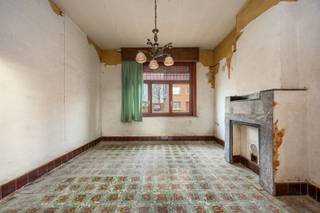 INDELINGGELIJKVLOERSInkomhal met trap naar de verdieping. Woonkamer ingedeeld in 2 compartimenten. Keuken/zij-inkom.Badkamer voorzien van ligbad en...