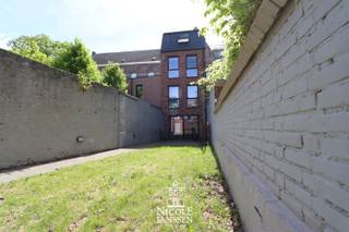 Deze gezellige stadswoning is ruim en praktisch ingedeeld. Je beschikt over drie slaapkamers, een aangenaam terras met tuintje en een buitenberging. Een ideale woning voor wie comfortabel wil wonen met voldoende ruimte. <br />De woning is gelegen in het centrum van Maaseik. Winkels, scholen en andere voorzieningen bevinden zich op wandelafstand. Alles wat je nodig hebt, ligt binnen handbereik. <br /><br />=> Gelijkvloers<br />- Je komt binnen in de inkomhal met vestiaireruimte en gastentoilet met fonteintje<br />- Volledig ingerichte keuken voorzien van het nodige comfort<br />- Er is tevens een praktische berging onder de trap<br /><br />=> Verdieping +1<br />- Vaste trap naar deze verdieping<br />- Gezellige, open leefruimte met veel natuurlijk lichtinval<br />- Aan de straatzijde is er een inpandig terras<br /><br />=> Verdieping +2<br />- Met de vaste trap kom je op de overloop met apart toilet met fonteintje<br />- Ruime, ouderlijke slaapkamer <br />- Verzorgde badkamer met ligbad, douche en dubbele lavabo in modern badkamermeubel <br /><br />=> Verdieping +3<br />- Op deze verdieping bevindt zich een overloop met technische berging en twee ruime slaapkamers<br /><br />=> Tuin/terras<br />- Gezellige tuin met beklinkerd terras <br />- Tuinberging aanwezig<br /><br />=> Indeling<br />-- Gelijkvloers: inkomhal met apart toilet, keuken en berging; <br />-- Eerste verdieping: overloop, woonkamer en overdekt terras<br />-- Tweede verdieping: overloop, toilet, badkamer, wasplaats en slaapkamer<br />-- Derde verdieping: overloop, berging en twee slaapkamers <br />-- Tuin/terras