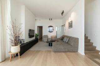 Bent u op zoek naar ongeëvenaarde luxe en ruimte in het hart van de stad? Deze exclusieve penthouse te koop op de 13e verdieping in de vooruitstrevende wijk Nieuwe Dokken, biedt een zeldzame mix van rust, comfort en een uitmuntende bereikbaarheid. Op wandelafstand van het historische centrum, horeca en scholen, woont u hier op een bruisende toplocatie aan het water.<br /><br />Het interieur koppelt een doordachte indeling aan pure klasse en hoogwaardige materialen. De luxueuze, open keuken vormt een absolute eyecatcher voor fijnproevers, compleet uitgerust met state-of-the-art inbouwtoestellen en een ingebouwde wijnfrigo. De naadloze overgang naar de ruime leefruimte en de grote raampartijen creëren een overweldigend gevoel van licht, openheid en elegantie.<br /><br />De woning beschikt over drie ruime, flexibel in te richten slaapkamers. De master bedroom geniet van een strakke en-suite inloopdouche. Een tweede, volwaardige badkamer met ligbad en aparte douche garandeert optimaal comfort voor bewoners of gasten.<br /><br />Rondom het appartement lopen indrukwekkende terrassen. Hier geniet u de hele dag in volledige privacy van de zon en een ongeëvenaard panoramisch uitzicht over het water, de havenomgeving en de iconische Gentse torens. Een private ondergrondse parkeerplaats (optioneel aan te kopen) met directe lifttoegang maakt dit exclusieve plaatje compleet.<br /><br />Troeven:<br />- Uitzonderlijk panoramisch uitzicht vanop kamerbrede terrassen<br />- High-end afwerking met exclusieve open keuken<br />- Uitmuntende bereikbaarheid in een duurzame, vernieuwende stadswijk<br /><br />Bestuursmaatregelen in het maatregelenregister: nee