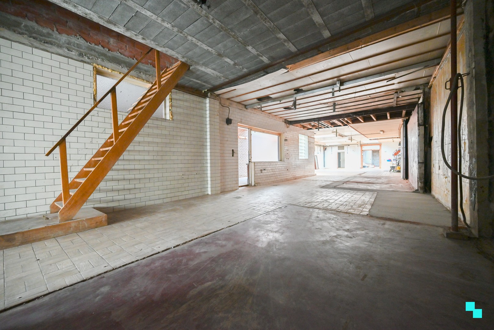 Bedrijfsgebouw met bovenliggend appartement te Sint-Eloois-Winkel - photo 4