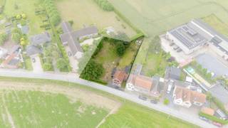 Op een uitzonderlijk rustige locatie in het groen, in Waregem, bevindt zich deze eigendom bestaande uit een te renoveren of af te breken woning met daarnaast een afzonderlijk perceel bouwgrond. Samen goed voor een totale oppervlakte van ca. 1.320 m².<br />Perceel met woning: ± 520 m²<br />Aanpalende bouwgrond: ± 800 m²<br /><br />De bestaande woning biedt mogelijkheden voor een grondige renovatie of kan plaatsmaken voor een nieuwbouwproject. De naastgelegen bouwgrond creëert extra potentieel voor wie op zoek is naar ruimte, een kangoeroewoning of een combinatie van wonen en investeren.<br /><br />Troeven:<br />✔ Zeer rustige, landelijke ligging in Waregem<br />✔ Ruime totale oppervlakte van ca. 1.320 m²<br />✔ Bestaande woning te renoveren of af te breken<br />✔ Afzonderlijke bouwgrond van 800 m²<br />✔ Ideaal voor wie ruim en groen wil wonen<br />✔ Tal van mogelijkheden voor eigen bewoning of investering<br /><br />Een unieke kans voor wie op zoek is naar een eigendom met karakter en potentieel, op een toplocatie waar rust en bereikbaarheid hand in hand gaan.<br />Interesse? Neem contact op voor meer informatie of een bezoek ter plaatse.<br /><br />LS/26071/K
