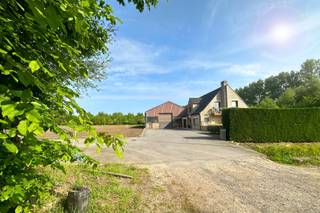 Cette maison récemment construite et parfaitement entretenue, avec une superficie totale de terrain de 18 000 m², est entièrement prête à emménager...
